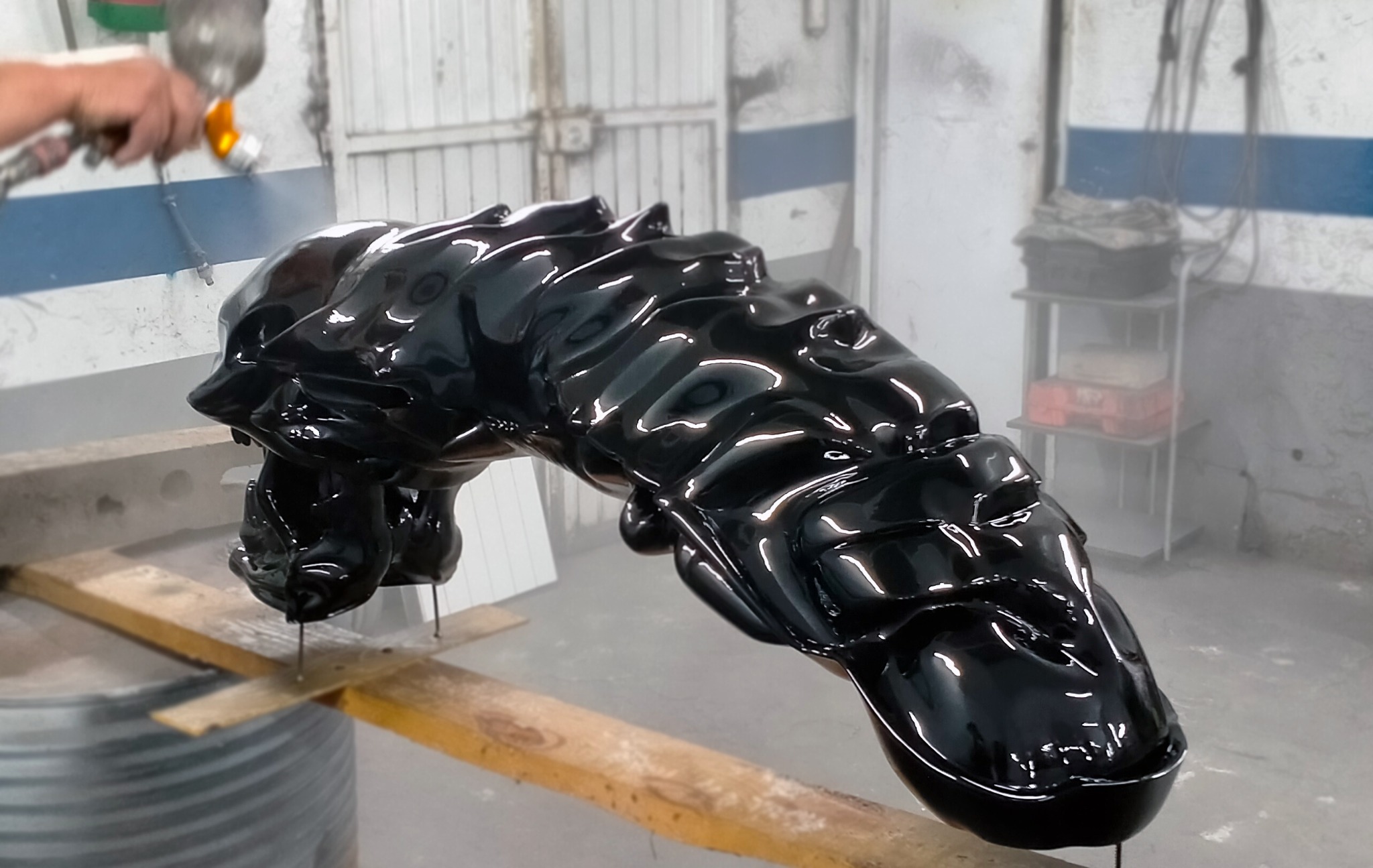 Acabado profesional de una escultura en el taller