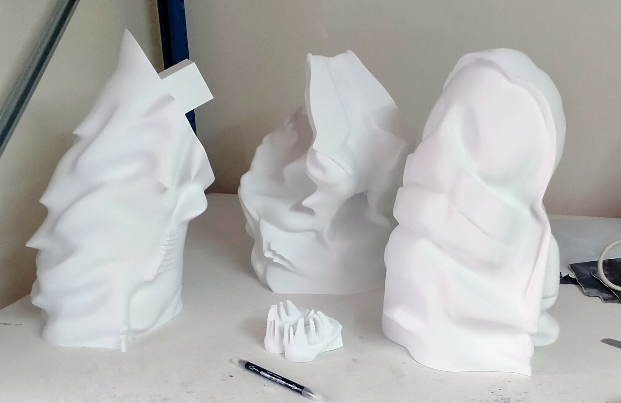 Secciones blancas de la escultura Alien recién fabricadas antes del ensamblaje
