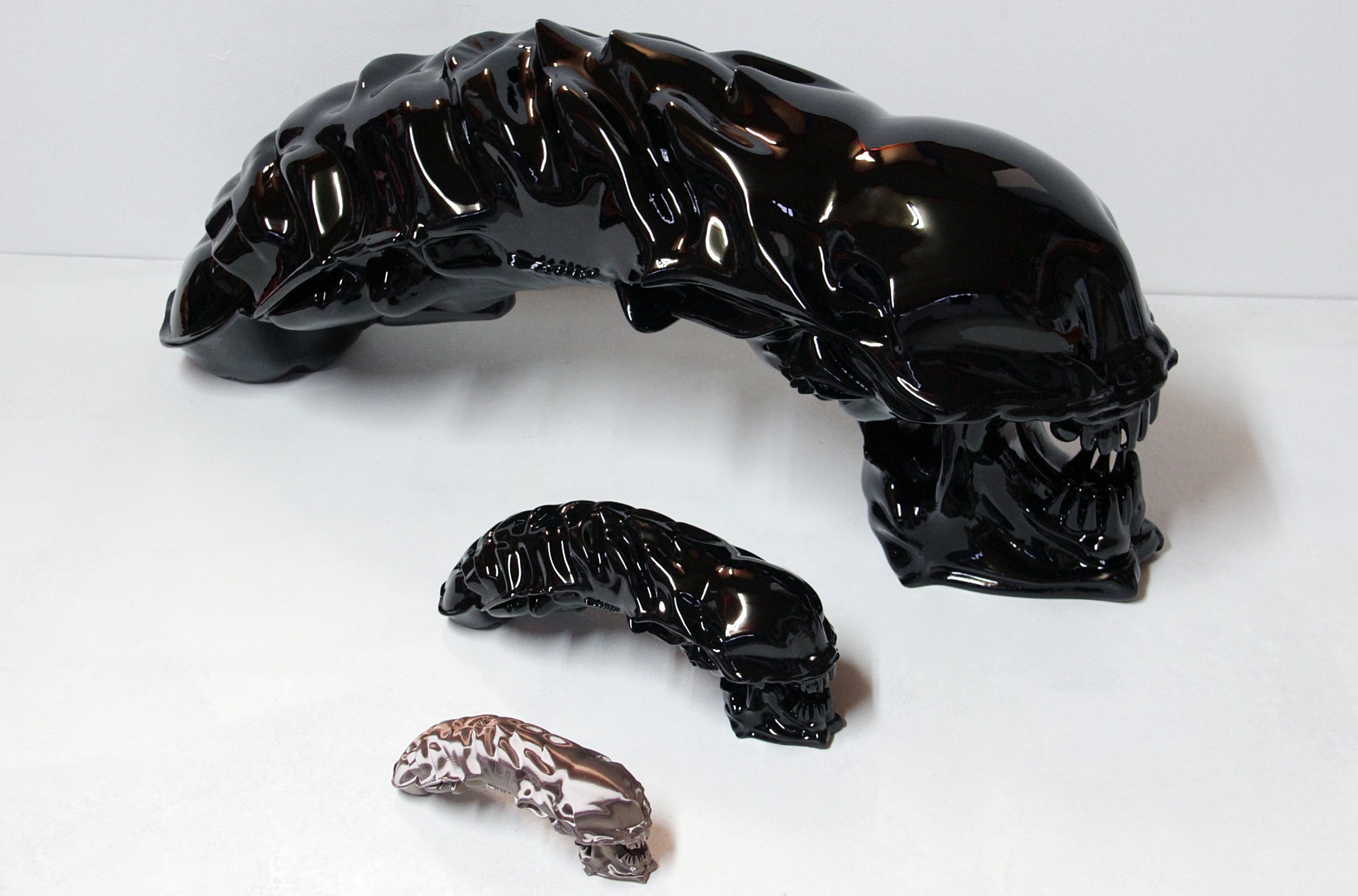 Tres tamaños de la escultura Alien producidos y acabados por SculPrint