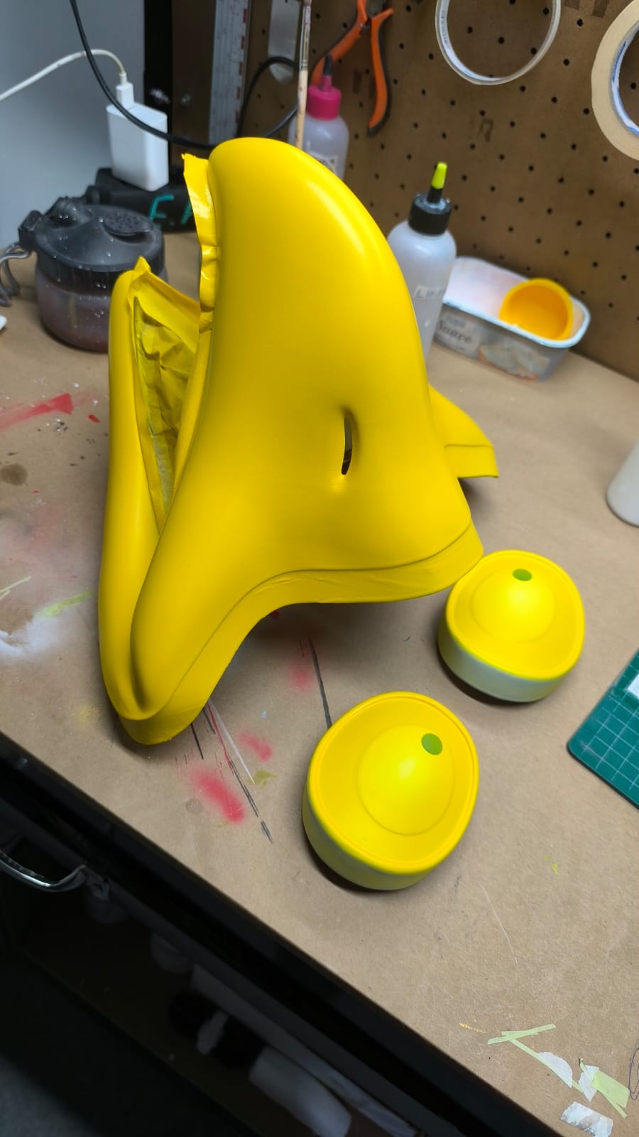 Pico y ojos de la mascota durante la aplicación del acabado amarillo