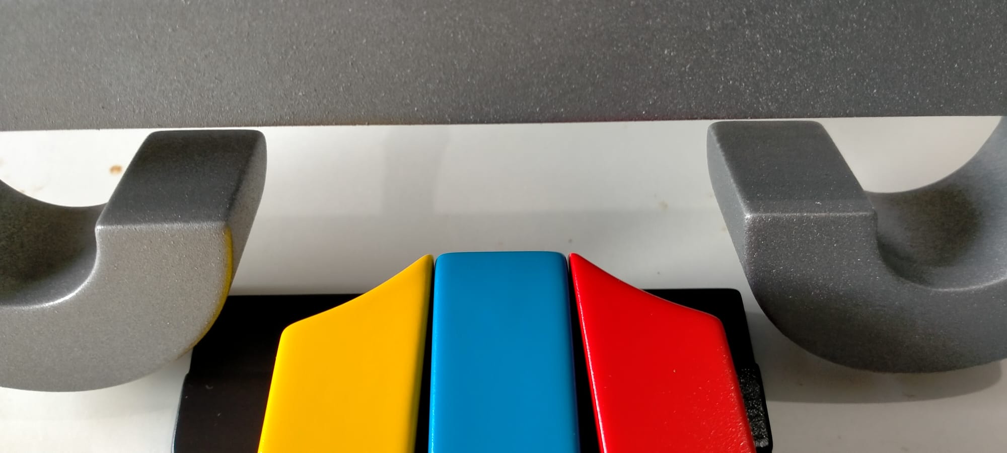 Detalle frontal del ensamblaje del símbolo del logotipo