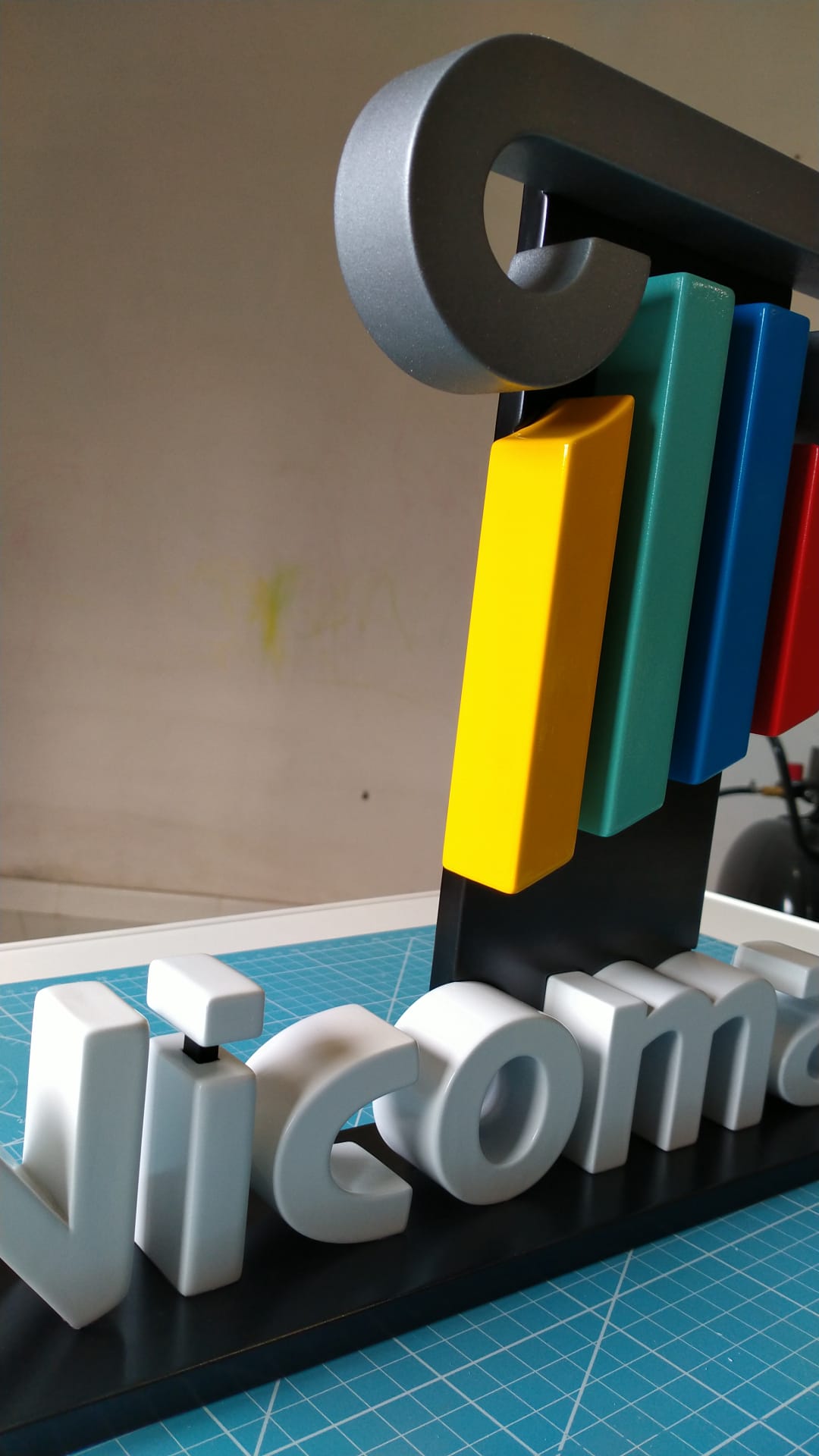 Detalle lateral del símbolo y las piezas de color del logotipo