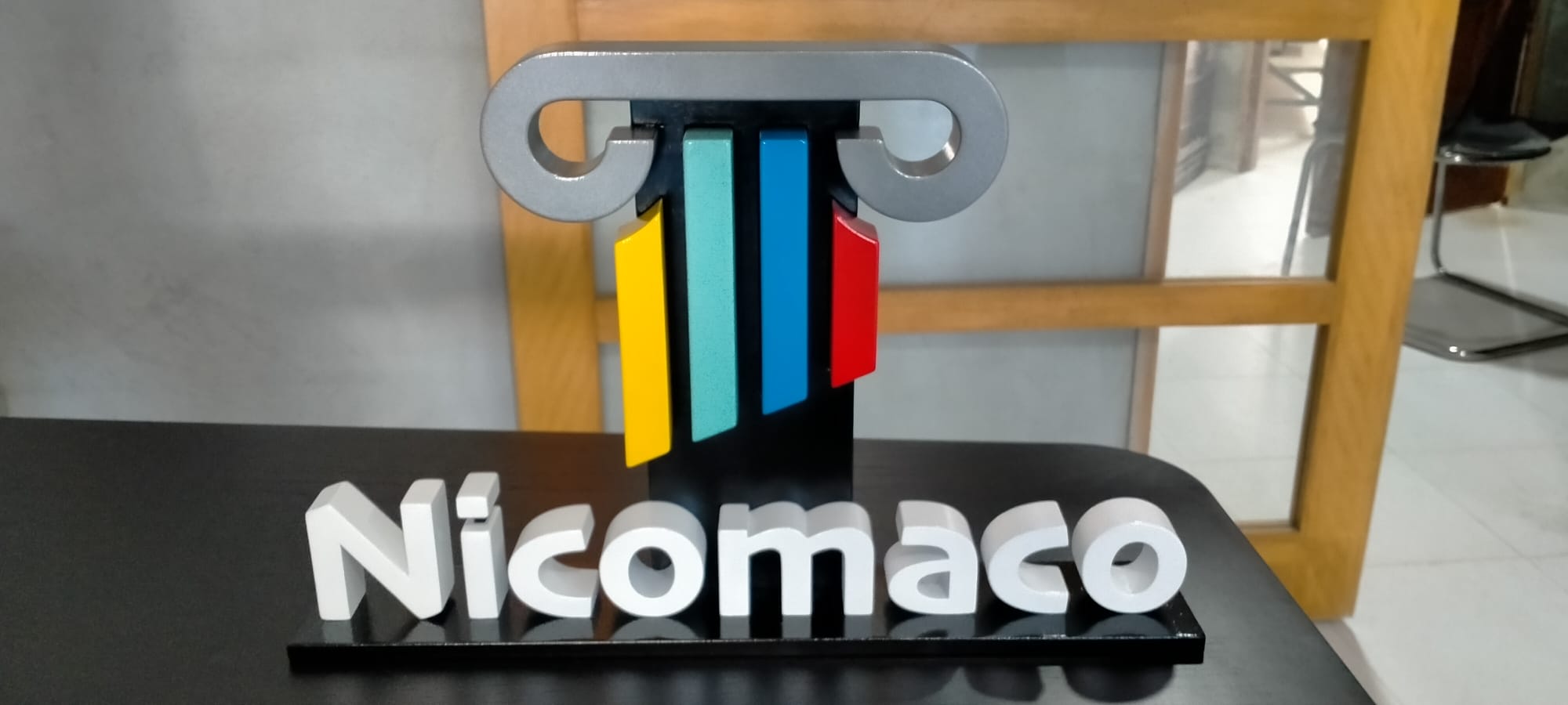 Logotipo corpóreo diseñado, fabricado y acabado por SculPrint