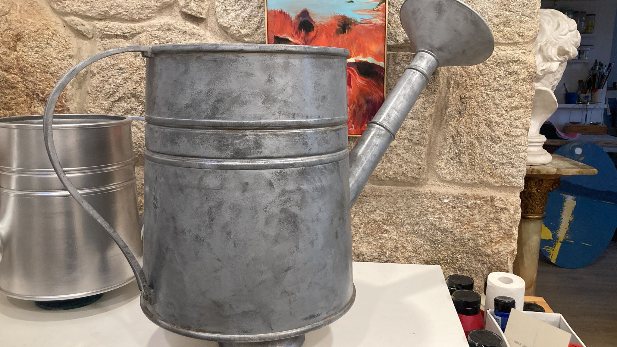 Regadera de gran formato terminada con efecto de metal galvanizado envejecido