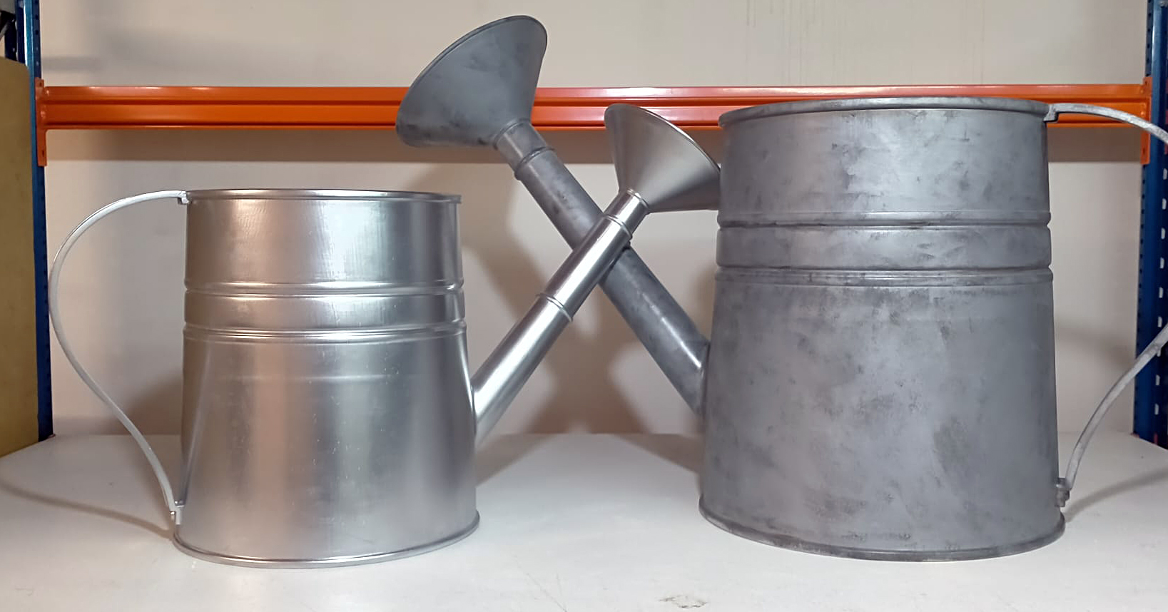 Dos prototipos de regaderas sobredimensionadas fabricados en escalas diferentes